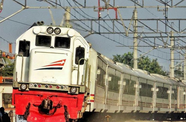 Calon Penumpang Kereta Api Wajib Tunjukan Surat Vaksin dan Rapid Test