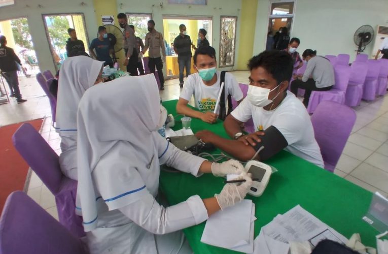 UIN STS Jambi Gandeng Polda Jambi dan GP Ansor Gelar Vaksinasi