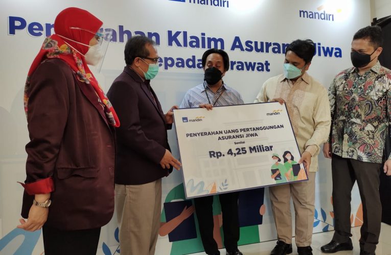 AXA Mandiri dan Bank Mandiri Serahkan Klaim Asuransi Nakes yang Meninggal Kena COVID-19