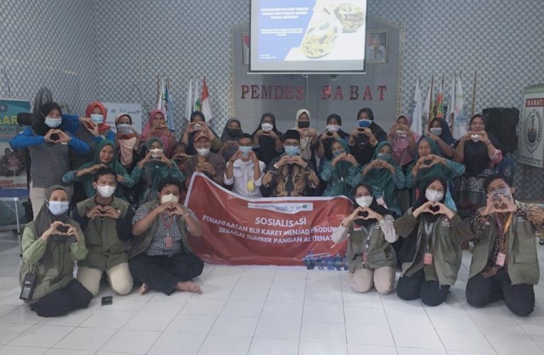 Mahasiswa Universitas Negeri Yogyakarta Ajarkan Pembuatan Tempe dari Biji Karet