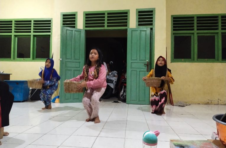 Juara Festival Tari Berkat Bimbingan Mahasiswa yang Mengikuti Program Kampus Mengajar