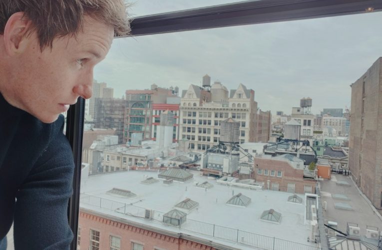 Aktor Dunia Eddie Redmayne Dokumentasikan Perjalanan dari New York Sampai Tokyo  