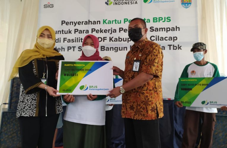 Pekerja Pemilah Sampah Jeruklegi Cilacap Terima BPJS Ketenagakerjaan