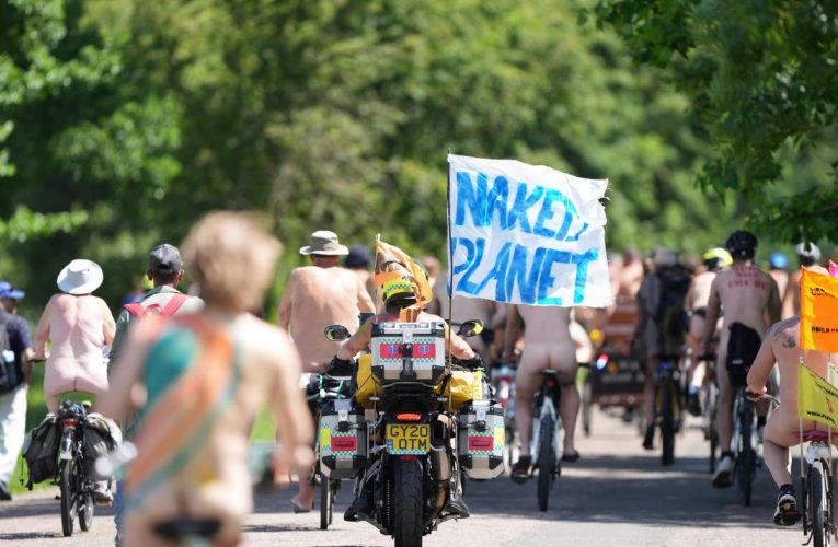 Kampanyekan Peduli Lingkungan, Ratusan Pesepeda Keliling Kota Bertelanjang