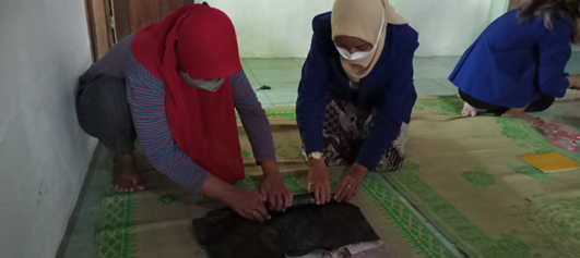 Berkat Mahasiswi UNY, Bisa Tampil Keren Dengan Syal Ecoprint Stylish