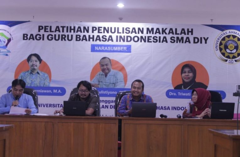 PBSI UAD Yogyakarta dan MGMP Bahasa Indonesia SMA di DIY Adakan Pelatihan Penulisan Makalah bagi Para Guru