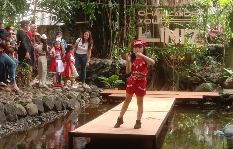 Berbeda dari yang Lain, Myca Creatif Adakan Fashion Show di Atas Sungai  