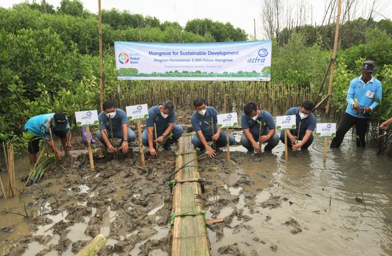 Lanjutkan Estafet Peduli Bumi, Asuransi Astra Bantu UMKM dan Serahkan Beasiswa di Semarang