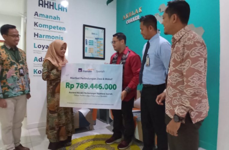 AXA Mandiri Unit Syariah Serahkan Pembayaran Klaim Asuransi ke Ahli Waris