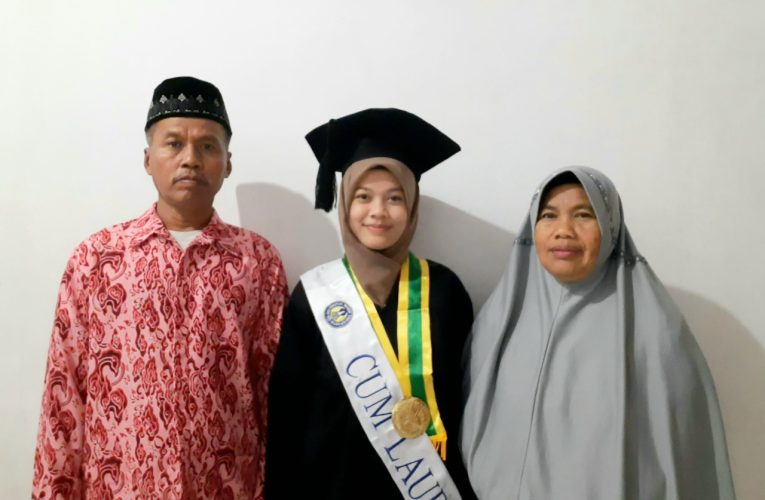 Putri Pedagang Pasar Godean Sabet IPK Tertinggi Wisuda UNY