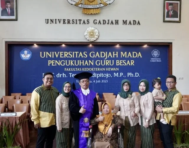 Selamat Ya!! Dekan FKH UGM Teguh Budipitojo Dikukuhkan Jadi Guru Besar Pertama Bidang Anatomi