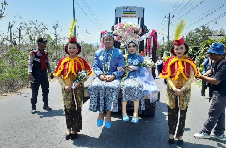 Unik, Tujuh Pasangan Menikah di Dalam Pabrik, Naik Forklift dengan Mahar 25 Kilogram Beras 