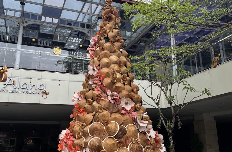 Mataram City Hadirkan Pohon Natal Terbuat dari Bahan Bambu Hiasi Citywalk 