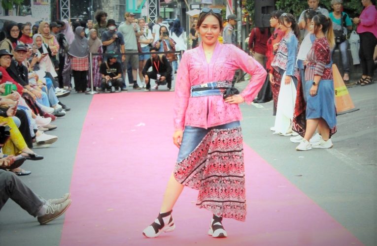 Fashion On the Street (FOS) Prawirotaman 2025 Tampilkan Paduan Jeans dan Batik
