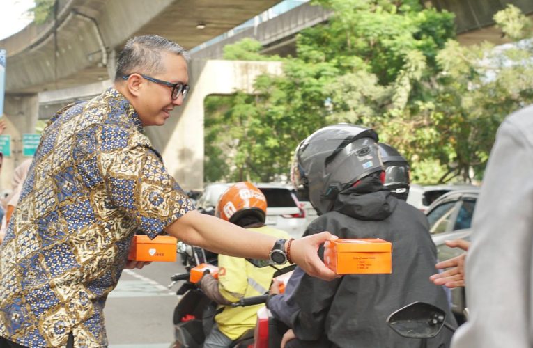 Kolaborasi dengan BMM, Bank Muamalat Berbagi Takjil untuk Masyarakat