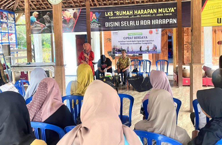 Bank Muamalat Bersama BMM InisiasiProgram Batik Ciprat Karangpatihan di Ponorogo