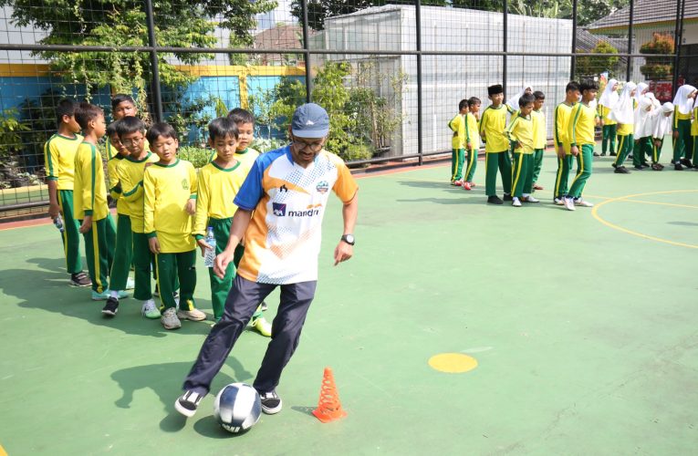 Karyawan AXA Mandiri Bersama Pemprov DKI Jakarta Tingkatkan Kesadaran Pengelolaan Sampah