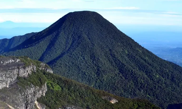 Mulai 13 April 2026, Gunung Gede Pangrango Dibuka Lagi Jalur Pendakian Pakai Gelang Khusus