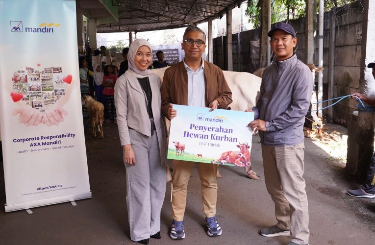 Secara Simbolis, AXA Mandiri Serahkan Hewan Kurban
