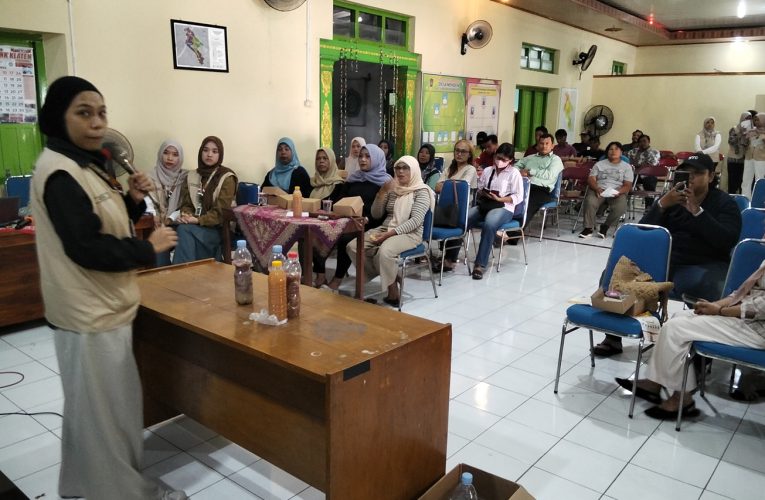 Ubah Limbah Kulit Bawang Jadi Pupuk Organik Cair, Mahasiswa PLK UNY Bantu Warga Desa Menden Klaten
