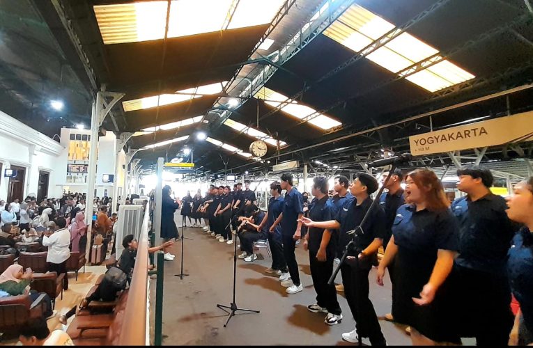 Peringati Harlah Pancasila, KAI Daop 6 Yogyakarta Tampilkan Paduan Suara UAJ Yogyakarta