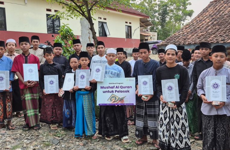 Melalui Program Sepatu Impian, Bank Muamalat bersama Baitulmaal Muamalat Salurkan Sepatu Impian dan Mushaf Al-Qur’an